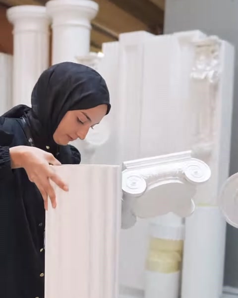 Yivli sütun gövdesinin kesiti ve ayrı başlık parçası görülüyor