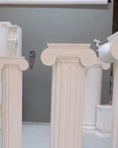 Üç farklı sütun sehpasında kıvrımlı başlık detayları görülüyor