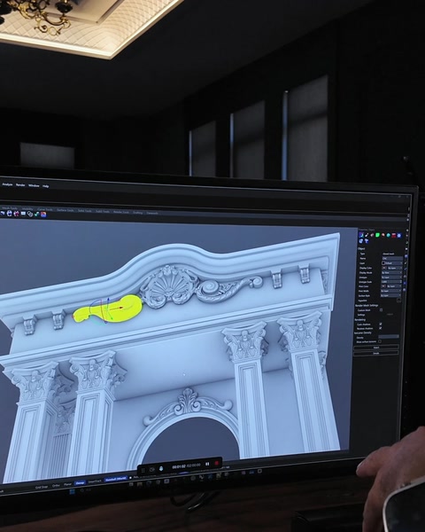 Alınlıktaki akantus kıvrımı sarı işaretle vurgulanmış 3D modelde