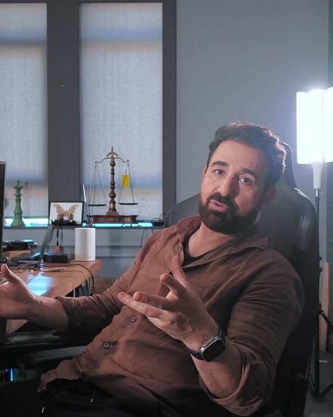 Tasarımcı kolunu açarak yapay zekâ kısmını tanıtıyor