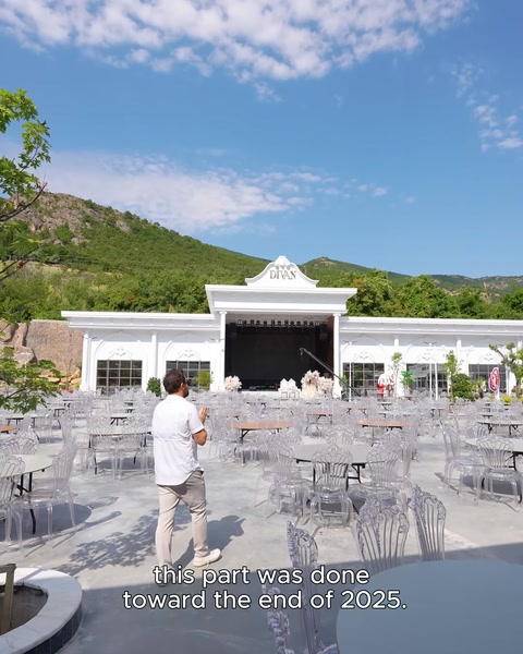 Restoran terasının havadan görünümü masalar ve sütunlar