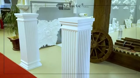 Köşeli yivli poliüretan sütun, showroom zemininde farklı açıdan gösteriliyor