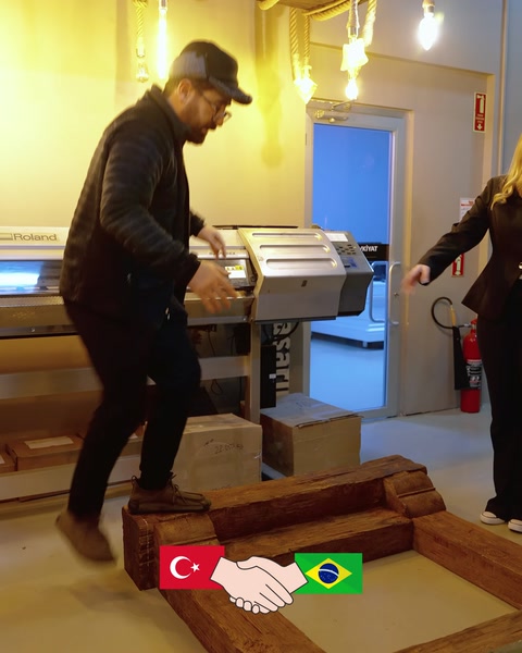 Ahşap görünümlü parçalar makine yanında üretime hazırlanıyor