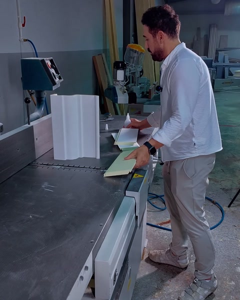 Söve parçası kesim tezgahına doğru taşınıyor, freze bekliyor
