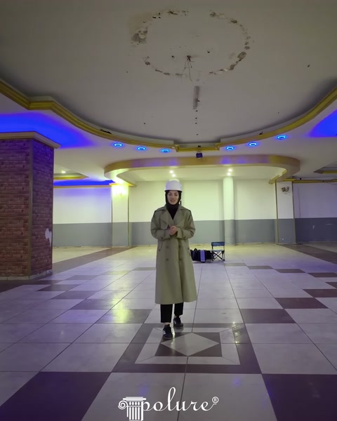 Boş düğün salonunun genel görünümü, kolonlar ve mermer zemin