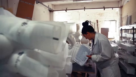 Çalışan, kalıptan çıkan dekoratif parçayı özenle işliyor.