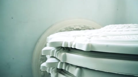 Üst üste yerleştirilmiş dekoratif profillerin katmanları görülüyor.