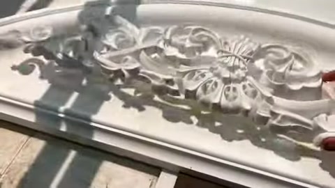 Çiçek motifli dış cephe süslemesinin yüzey detayları yakından gösteriliyor.