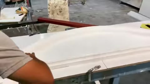 Dekoratif söve parçası atölye masasındaki üretim aşamasında inceleniyor.