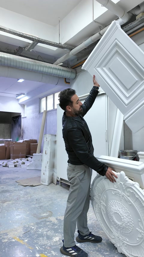 Büyük dikdörtgen dekoratif panel dik konumda kontrol ediliyor