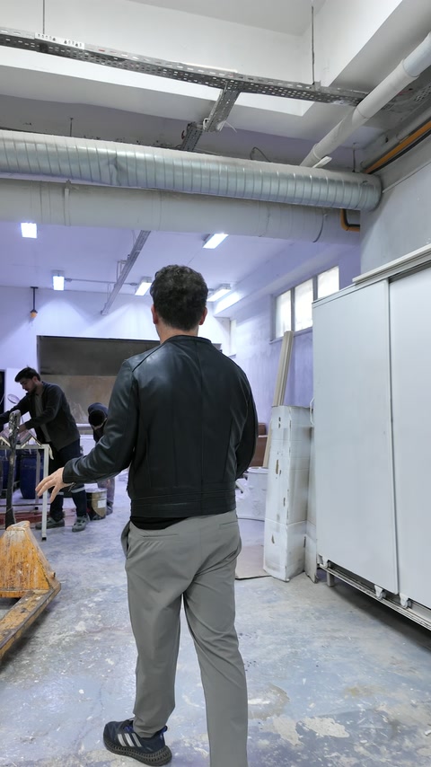 Beyaz dekoratif paneller kurutma alanında dikey olarak sıralanıyor