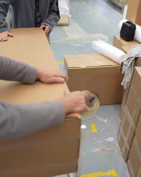 Uzun karton kutu bantlanarak sevkiyata hazır hâle getiriliyor