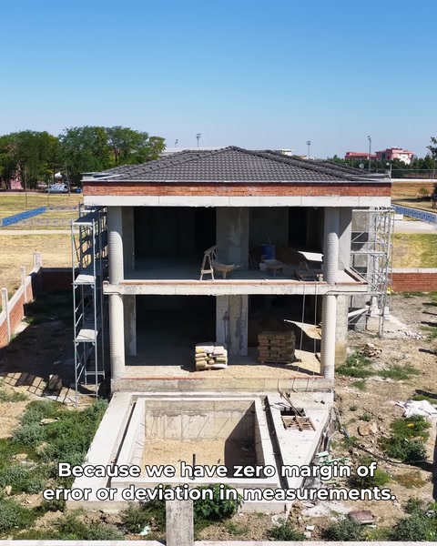 Villa girişinde uygulanmış sütunlu sundurma ve korniş detayları