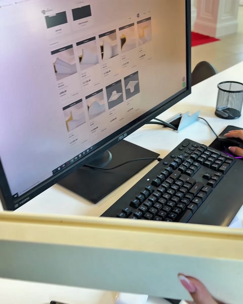Ekranda 3D render görselleri profille karşılaştırılıyor