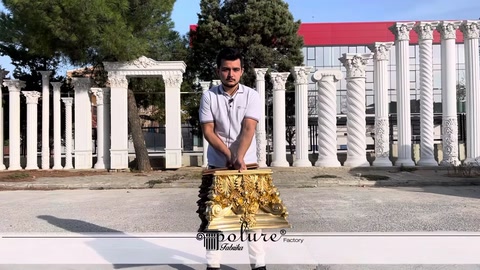 Görevli altın renkli işlemeli sütun başlığını tanıtıyor
