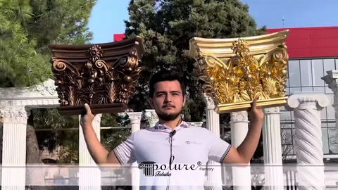 Koyu ve altın renkli sütun başlıkları birlikte sergileniyor