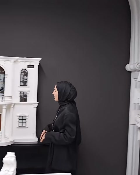 Bina maketi yanında dış cephe payanda uygulaması anlatılıyor