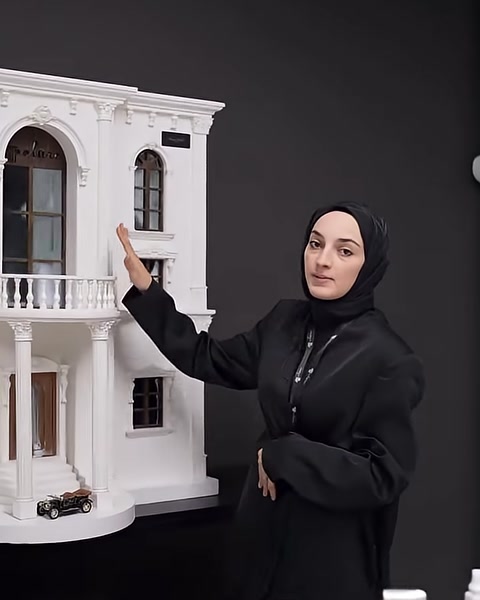 Üst kat pencere çevresindeki dekoratif payanda yerleşimi gösteriliyor