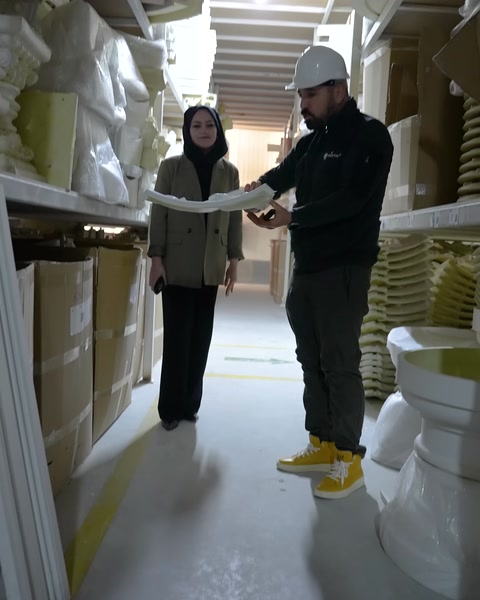 Uzun beyaz profil, rafların önünde iki elle yatay tutuluyor.