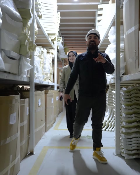 Görevli, sütun ve profil örneklerinin bulunduğu depo bölümünü tanıtıyor.