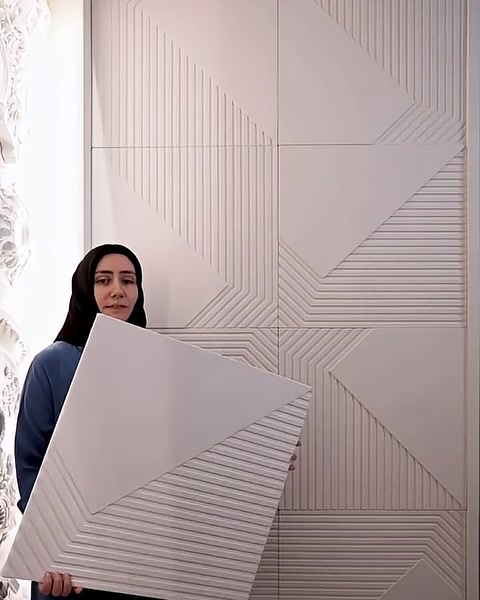 Farklı yönlerde uzanan kabartmalı çizgilere sahip panel detayı