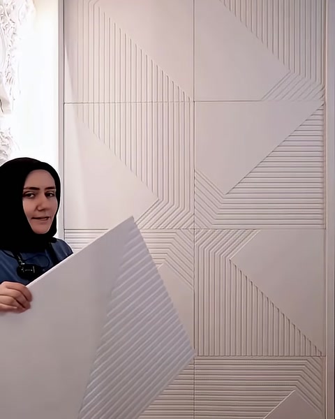 Üç boyutlu yüzey dokusunu gösteren açılı duvar paneli