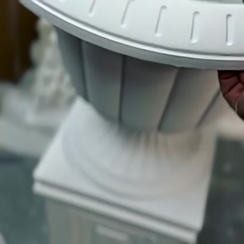 Poliüretan Üzeri Plastik Saksı, Dekoratif Dış ve İç Mekan Saksılarının İmalatı Fabrikadan Halka — 0:09