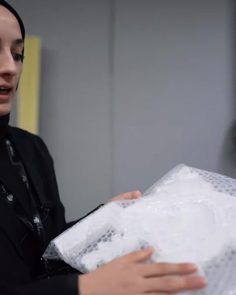 Dekoratif ürünün balonlu naylonla kaplanan yüzeyi yakından gösteriliyor