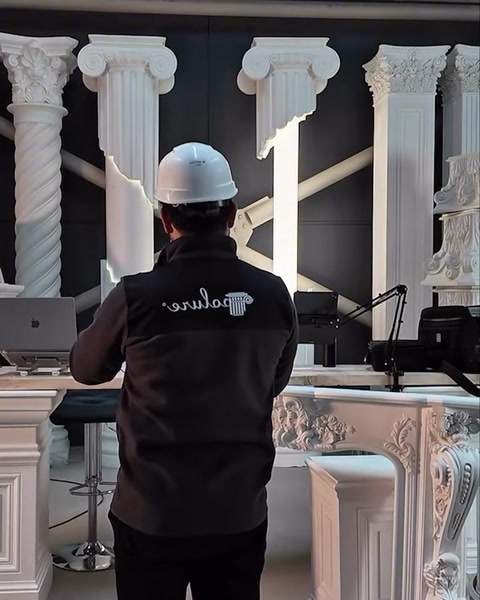 VR gözlüklü kullanıcı, dekoratif sütunlar arasında uygulamaya hazırlanıyor