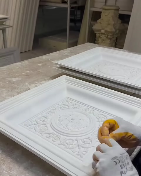 Kubbe panelinin çerçeve kenarları el aletiyle düzeltiliyor