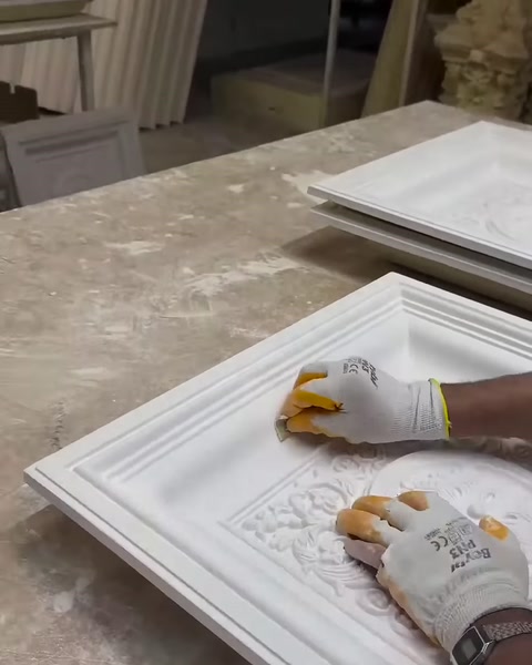 Kabartmalı kare kubbenin yüzeyi elle temizlenerek son işleme hazırlanıyor