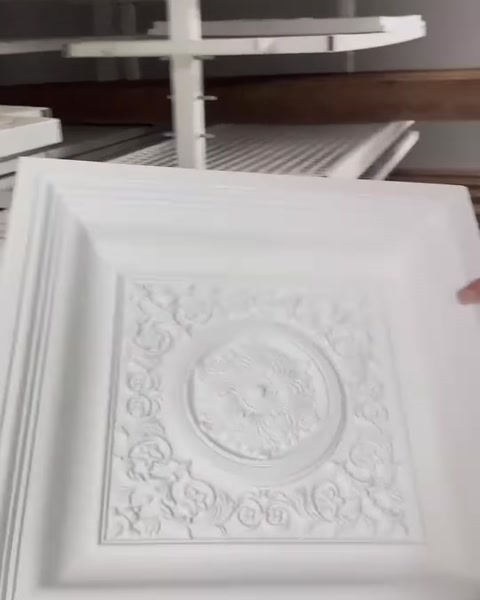 Kare kubbenin merkezindeki çiçekli kabartma deseni yakından görülüyor