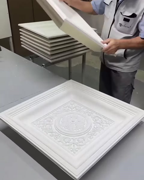Çerçeveli kubbe paneli kenar kontrolü için tezgâhta tutuluyor