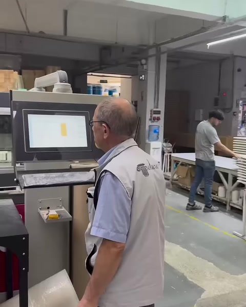 Üretim makinesi bilgisayar ekranından operatör tarafından kontrol ediliyor