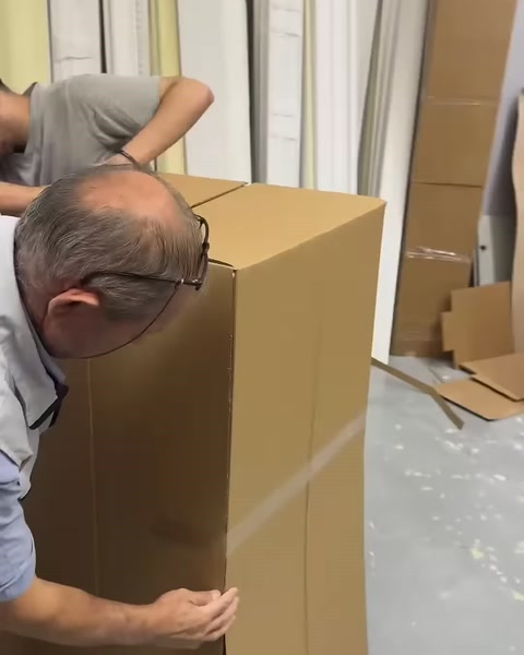 Büyük karton kutu paketleme masasında ölçülerek hazırlanıyor