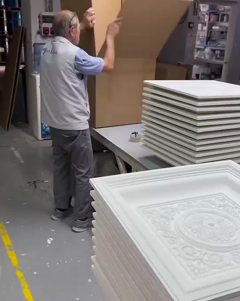 Karton ambalaj parçası kubbe panellerinin yanında kaldırılıyor