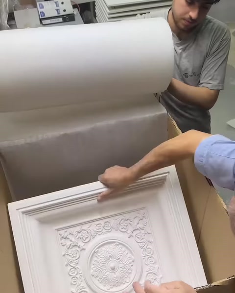 Kare kubbe paneli koruyucu ambalaj malzemesine sarılıyor