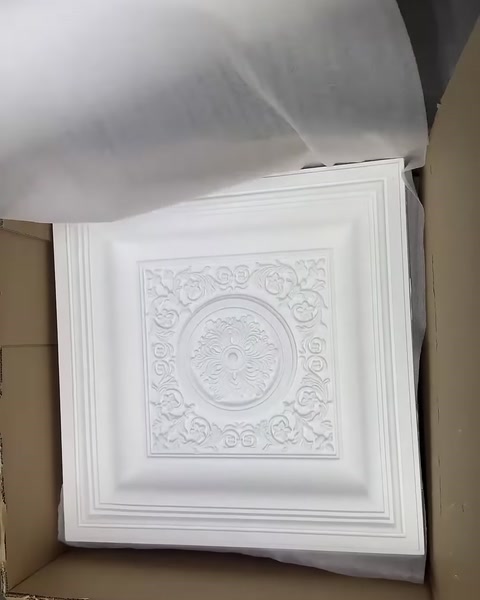 Kabartmalı kare kubbe paneli karton kutu içine yerleştirilmiş