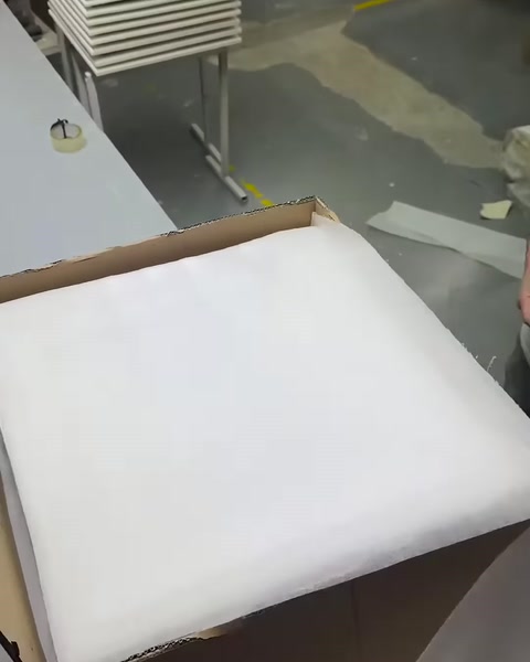 Paketleme kutusuna beyaz koruyucu dolgu tabakası seriliyor