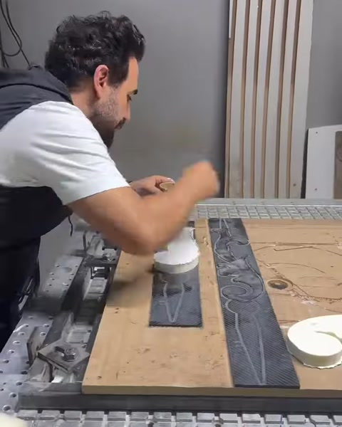 Uzun dekoratif saat parçaları tezgâhta elle boyanıyor
