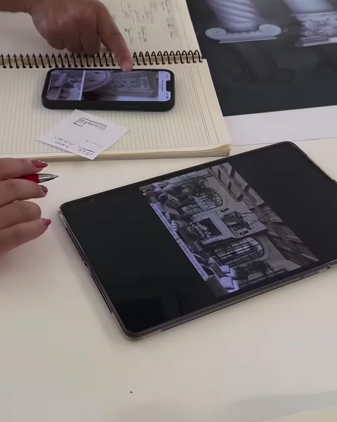 Tablet ve telefon yanında ölçülü proje notları değerlendiriliyor