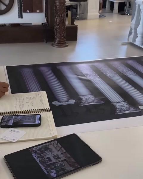 Büyük dekoratif sütun baskısı üzerinde ürün seçimi görüşülüyor