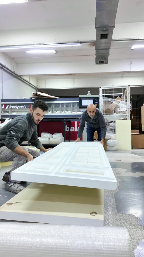 Tamamlanan geniş panel paketleme alanında koruyucu malzemeye hazırlanıyor