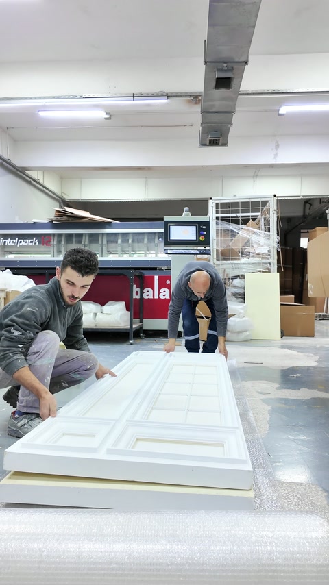 Kapı çevresi paneli koruyucu ambalajla dikkatlice sarılıyor