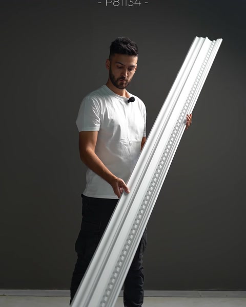 Çizgili ince desenli kartonpiyer modeli tutuluyor
