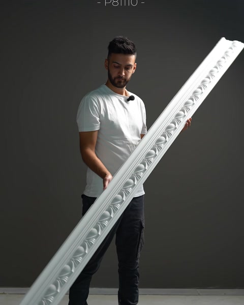 Yaprak motifli kıvrımlı kartonpiyer deseni sergileniyor