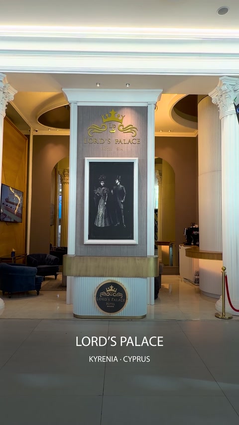 Otel lobisinde sütunlar ve katmanlı tavan silmeleri birlikte görülüyor