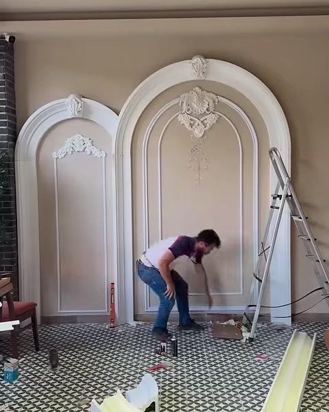 Tamamlanmak üzere olan iki kemerli duvar paneli görülüyor
