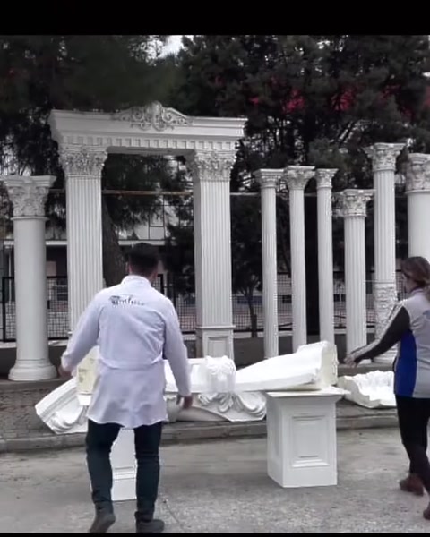 Ekip, sütunlu dekoratif kemerin parçalarını montaj için hazırlıyor