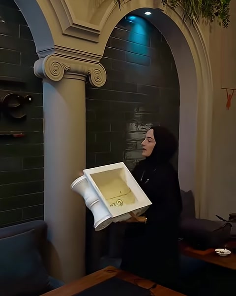 Poliüretan Sütun Başlığı ve Kemerli Söve Modelleriyle Restoran Dekorasyonu